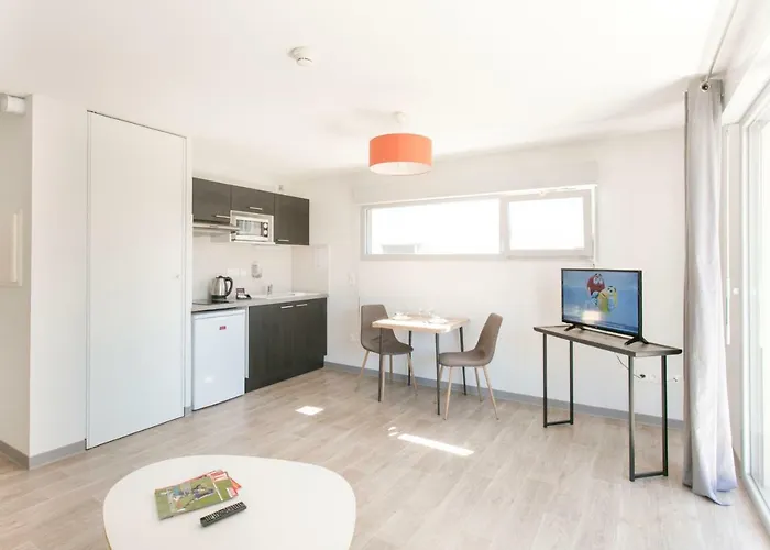 Ξενοδοχείο με διαμερίσματα Zenao - Stella Αλμπί